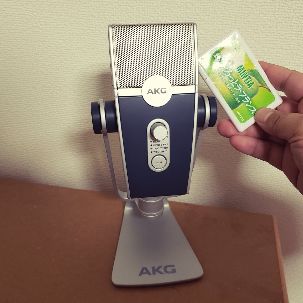 chrvviii's tweet photo. マイクかった！
AKGのLYRA
サウンドハウスで定価16000が6000円特価
高評価多かったし
っていうかサウンドハウスで売ってたから大丈夫大丈夫

開けてみたら思ってた倍でかい https://t.co/vlQHdmWTYo