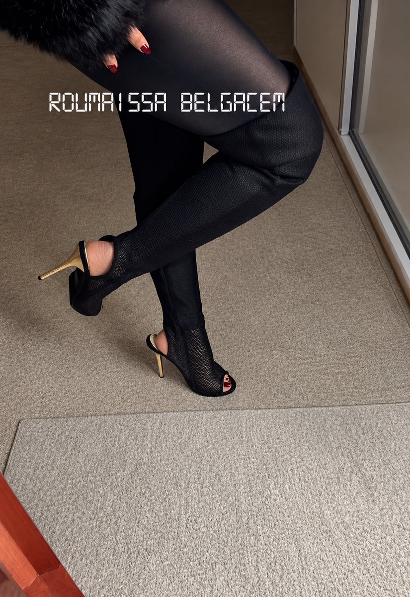 roumifeetlove's tweet photo. Aujourd’hui, juste par en envie 😏 j’avais envie de mettre ça 😍 qu’est que vous en pensez! 
#mode #style #cuir #dentelle  #talon #Heel #pied #feet #feetfetısh #Nailpolish #rednail #sensuelle #escarpins #envie #botte #cavalières #outfit #legging #corp #body https://t.co/cVE1EwwVVs