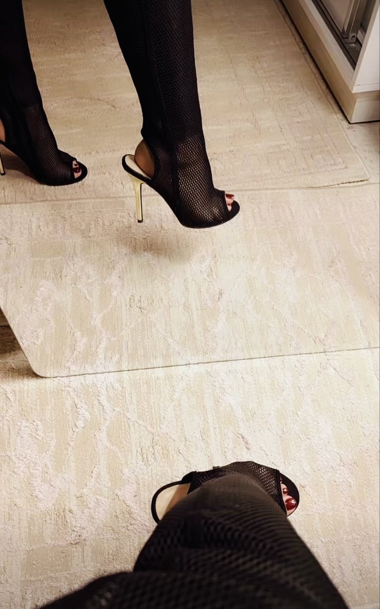 roumifeetlove's tweet photo. Aujourd’hui, juste par en envie 😏 j’avais envie de mettre ça 😍 qu’est que vous en pensez! 
#mode #style #cuir #dentelle  #talon #Heel #pied #feet #feetfetısh #Nailpolish #rednail #sensuelle #escarpins #envie #botte #cavalières #outfit #legging #corp #body https://t.co/cVE1EwwVVs