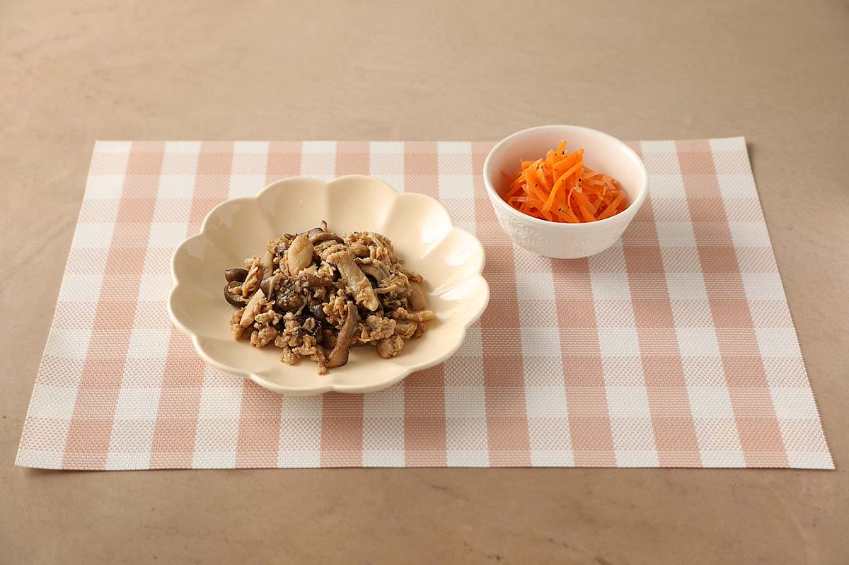 wdining_dm's tweet photo. 管理栄養士監修のレシピを紹介🍴

今週は
【鶏ひき肉ときのこのオイスター炒め/
キャロットラペ】をご紹介🍳

【栄養成分値（1人分）】
糖質14.5g
カロリー216kcal
塩分1.6g
食物繊維5.2g

【鶏ひき肉ときのこのオイスター炒め　
材料（1人分）】
鶏ひき肉 70ｇ
ぶなしめじ 30ｇ
えのきたけ 20ｇ
エリンギ 20ｇ
しいたけ 20ｇ
Aオイスターソース 6ｇ
Aこいくちしょうゆ 4ｇ
A本みりん 2ｇ
A清酒3ｇ
ごま油 2ｇ
片栗粉（水溶き片栗粉） 3ｇ
水（水溶き片栗粉） 3ｇ

【キャロットラペ　材料（1人分）】
にんじん 65ｇ
B精製塩 0.2ｇ
Bレモン汁 20ｇ
Bブラックペッパー 少々 

【作り方】
【鶏ひき肉ときのこのオイスター炒め】
1.しめじは石づきをとりほぐし、
えのきは3cmの長さに切り、
エリンギは短冊切り、
しいたけは石づきをとり千切りにする。
2.耐熱皿に1を入れ、
ラップをして600Wで3分程度加熱する。
3.フライパンにごま油を入れて中火にかけ、
ひき肉、2を入れて炒め、
肉の色が変わったらAで味付けし、
肉に火が通ったら水溶き片栗粉で
とろみをつけて完成。

【キャロットラペ】
4.にんじんを千切りにする。
5.4とBを混ぜ合わせて完成。
 
✅調理Point！✅
塩分を控えて酸味をプラス！
塩分を控えると薄味になりがちですが、
レモンを使うことで酸味が加わり、
風味豊かな食事に大変身！
レモンは塩分を含まないため、
糖尿病食の強い味方です。