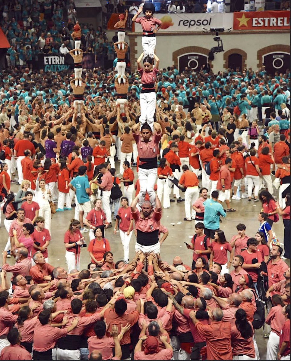 collavella's tweet photo. Ahir vam carregar el castell més difícil que s’ha fet mai al @concurscastells després de descarregar el 30è 4d9 sense folre i carregar el 4d10 amb folre i manilles. 

Vam assolir la segona posició!

Érem. Som. Serem.

📸: (1) Núria Martínez
 (2) Marc Felip
 (3) Arantxa Machuca https://t.co/MIY7Ds8Pf8
