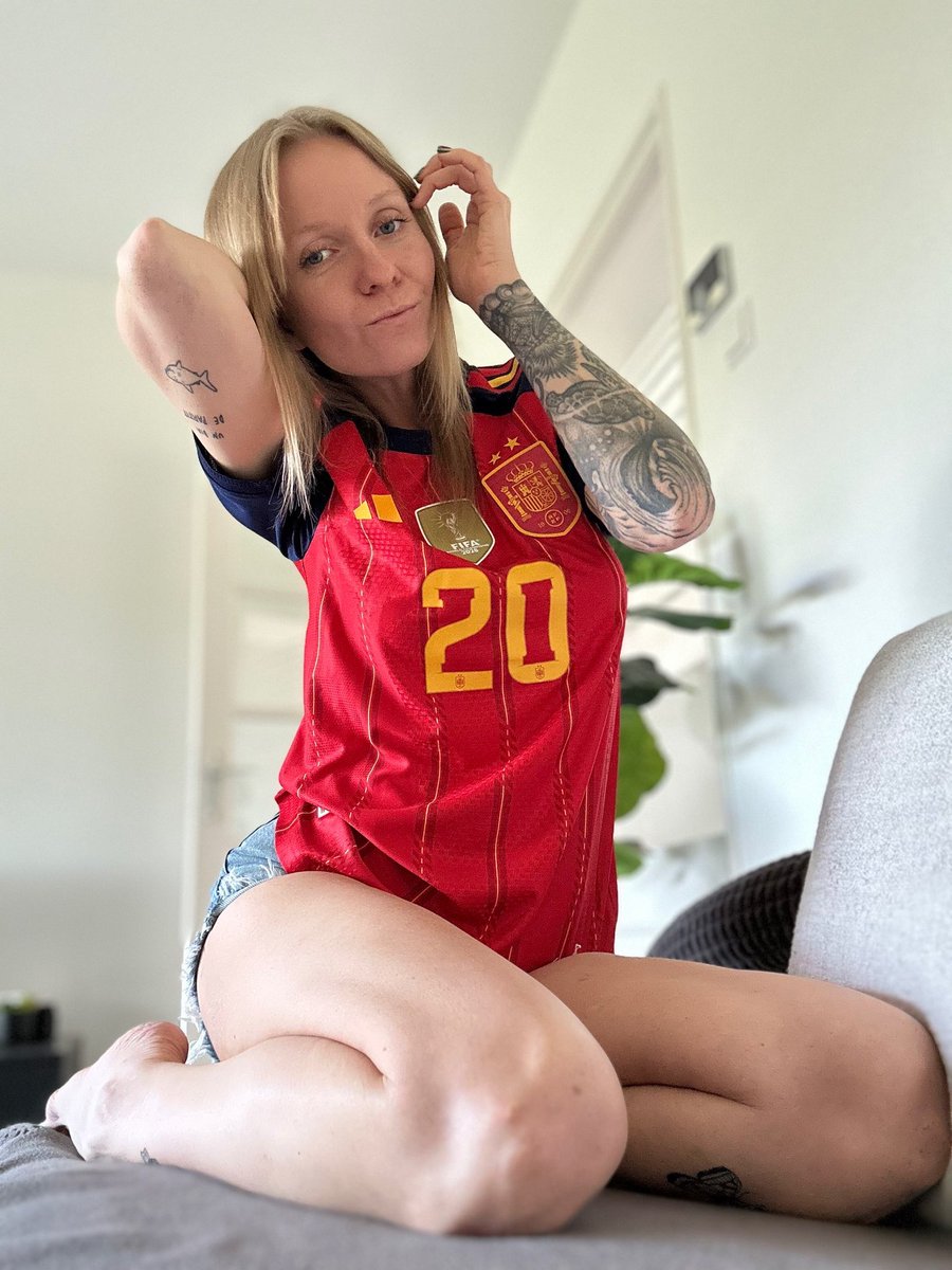 funjfy's tweet photo. My #new T-shirt 😻❤️
‼️ And some #information for you 🍇🍇 I’m #flying #home from October 17 to November 12 🥰🥰
#baby #blonde #life #trip #footballfan https://t.co/CG4WoPhlpA