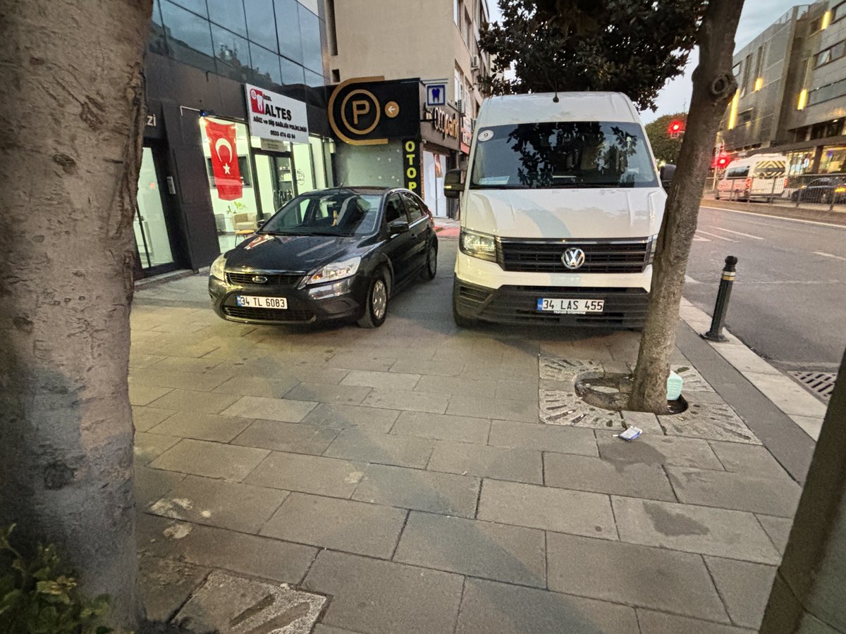 emretumkaya's tweet photo. Bağlarbaşı gibi işlek bir yerde kaldırımın tam ortasına bu şekilde park eden araçlara ceza yazıyor musunuz merak ediyorum? @uskudarbld https://t.co/anY31PUcnv