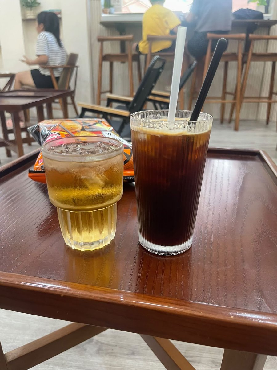 HanaTran86's tweet photo. Thứ 3 café một mình ở quán quen. ☕️
Một ly đen đá, một ly trà, bàn gỗ, người ta chuyện trò phía sau. Không cần nói nhiều, ngồi chậm một lúc là ngày cũng nhẹ hơn.
Chúc mọi người buổi café bình yên ☕🌿
#cafe #quanquen #thuba https://t.co/EcoAvlhKxW