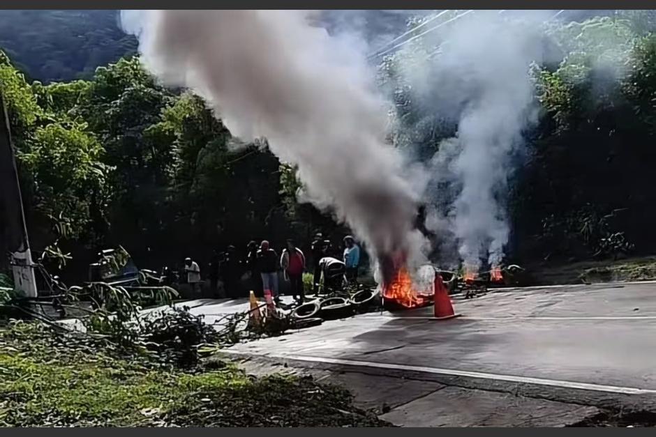 soy_502's tweet photo. 🚨Manifestantes queman llantas y bloquean el paso en Villa Canales

Los manifestantes están quemando llantas sobre la carretera.

https://t.co/4eL5o484Pi https://t.co/ljYoqTHtJ7