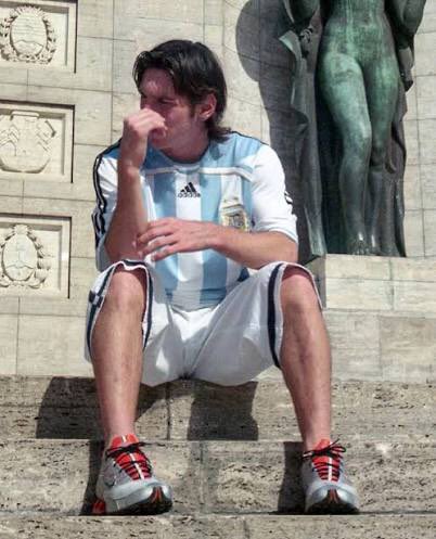 julienzista's tweet photo. a los 18 años messi se sacó fotos en el monumento a la bandera, el fotógrafo le invitó un pancho porque no había llevado plata y dijo que iba a contar la anécdota si llegábamos a ser campeones del mundo con él, hoy en el mismo lugar hay una camiseta enorme agradeciéndole😭 https://t.co/MiRWgEGCBw