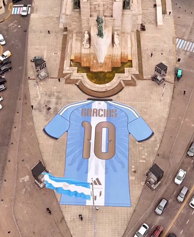 julienzista's tweet photo. a los 18 años messi se sacó fotos en el monumento a la bandera, el fotógrafo le invitó un pancho porque no había llevado plata y dijo que iba a contar la anécdota si llegábamos a ser campeones del mundo con él, hoy en el mismo lugar hay una camiseta enorme agradeciéndole😭 https://t.co/MiRWgEGCBw
