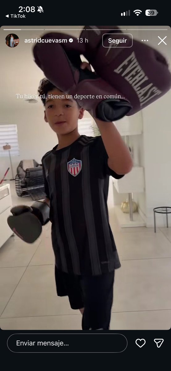 ronalflk's tweet photo. q hace el hijo de anuel con la camisa de Junior😭 https://t.co/YdNUyvsxMy
