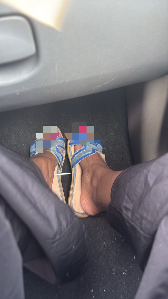 HijbeQueen's tweet photo. Flou pour toi, tu rêverais de lécher mes pied collant au claquette avec la chaleur et la journée passer ouvre la geule et avale moi ça sous r@ce
#findom #moneymiss #feet #feetfetish #moneyslave #paypig https://t.co/s5Y4l5Tuw6