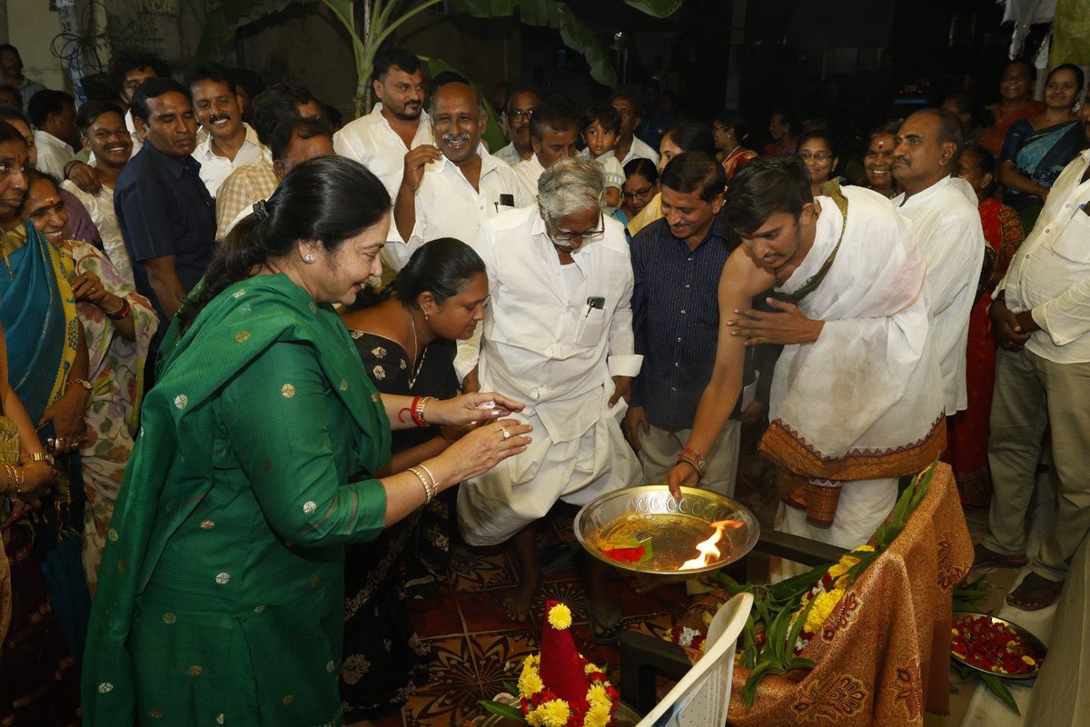 Prashanthi_VPR's tweet photo. ఈరోజు బుచ్చిరెడ్డిపాలెం మున్సిపాలిటీ పరిధిలో 19వ వార్డు(పాత 15వ వార్డు) నేతాజీ స్కూల్ వీధిలో రూ.1 కోటి విలువైన అభివృద్ధి పనులకు శంకుస్థాపన చేశాను.
#VemireddyPrashanthiReddy #KovurMLA #KovurDevelopment #BuchireddyPalem https://t.co/OJOeMZne9i