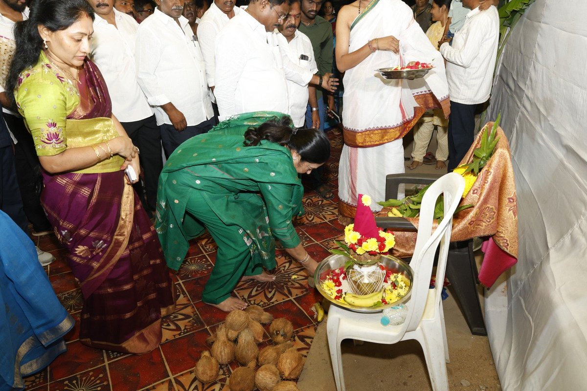 Prashanthi_VPR's tweet photo. ఈరోజు బుచ్చిరెడ్డిపాలెం మున్సిపాలిటీ పరిధిలో 19వ వార్డు(పాత 15వ వార్డు) నేతాజీ స్కూల్ వీధిలో రూ.1 కోటి విలువైన అభివృద్ధి పనులకు శంకుస్థాపన చేశాను.
#VemireddyPrashanthiReddy #KovurMLA #KovurDevelopment #BuchireddyPalem https://t.co/OJOeMZne9i