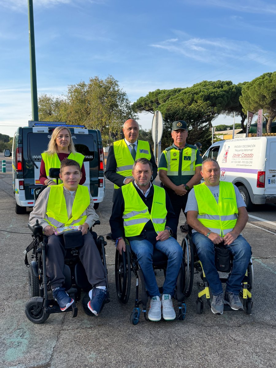 Aspaym_CyL's tweet photo. Una distracción puede cambiar una vida. Hoy, en Valladolid y Ávila, hemos llevado la campaña ‘Al volante, cero distracciones’ junto a Subdelegación del Gobierno, @DGTes y la Guardia Civil de Tráfico. Con @ASPAYMNACIONAL https://t.co/6mWEiW7RAn