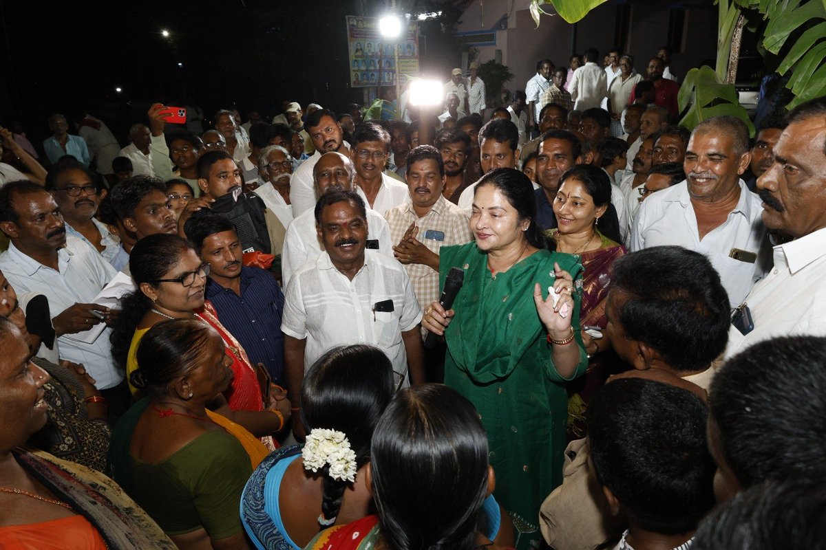 Prashanthi_VPR's tweet photo. ఈరోజు బుచ్చిరెడ్డిపాలెం మున్సిపాలిటీ పరిధిలో 19వ వార్డు(పాత 15వ వార్డు) నేతాజీ స్కూల్ వీధిలో రూ.1 కోటి విలువైన అభివృద్ధి పనులకు శంకుస్థాపన చేశాను.
#VemireddyPrashanthiReddy #KovurMLA #KovurDevelopment #BuchireddyPalem https://t.co/OJOeMZne9i