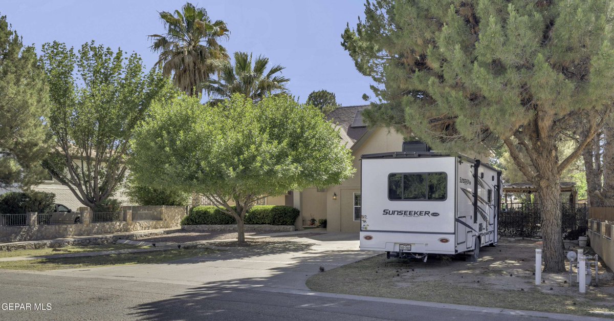 JRod7912's tweet photo. New Listing: 6007 Oleaster DR, El Paso. 4 beds, 4 baths, pool, and outdoor kitchen. Offered at $4,450.
https://t.co/WfupGLkoi9 https://t.co/yia70Cc7EX