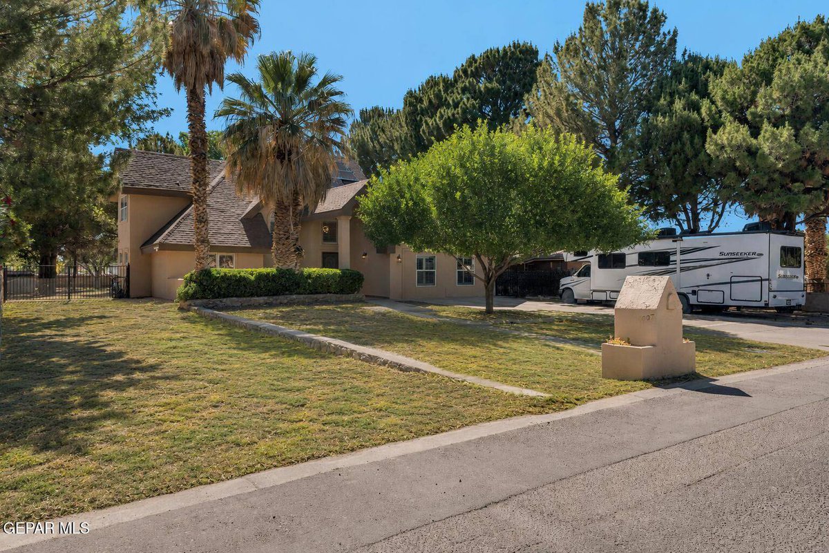 JRod7912's tweet photo. New Listing: 6007 Oleaster DR, El Paso. 4 beds, 4 baths, pool, and outdoor kitchen. Offered at $4,450.
https://t.co/WfupGLkoi9 https://t.co/yia70Cc7EX