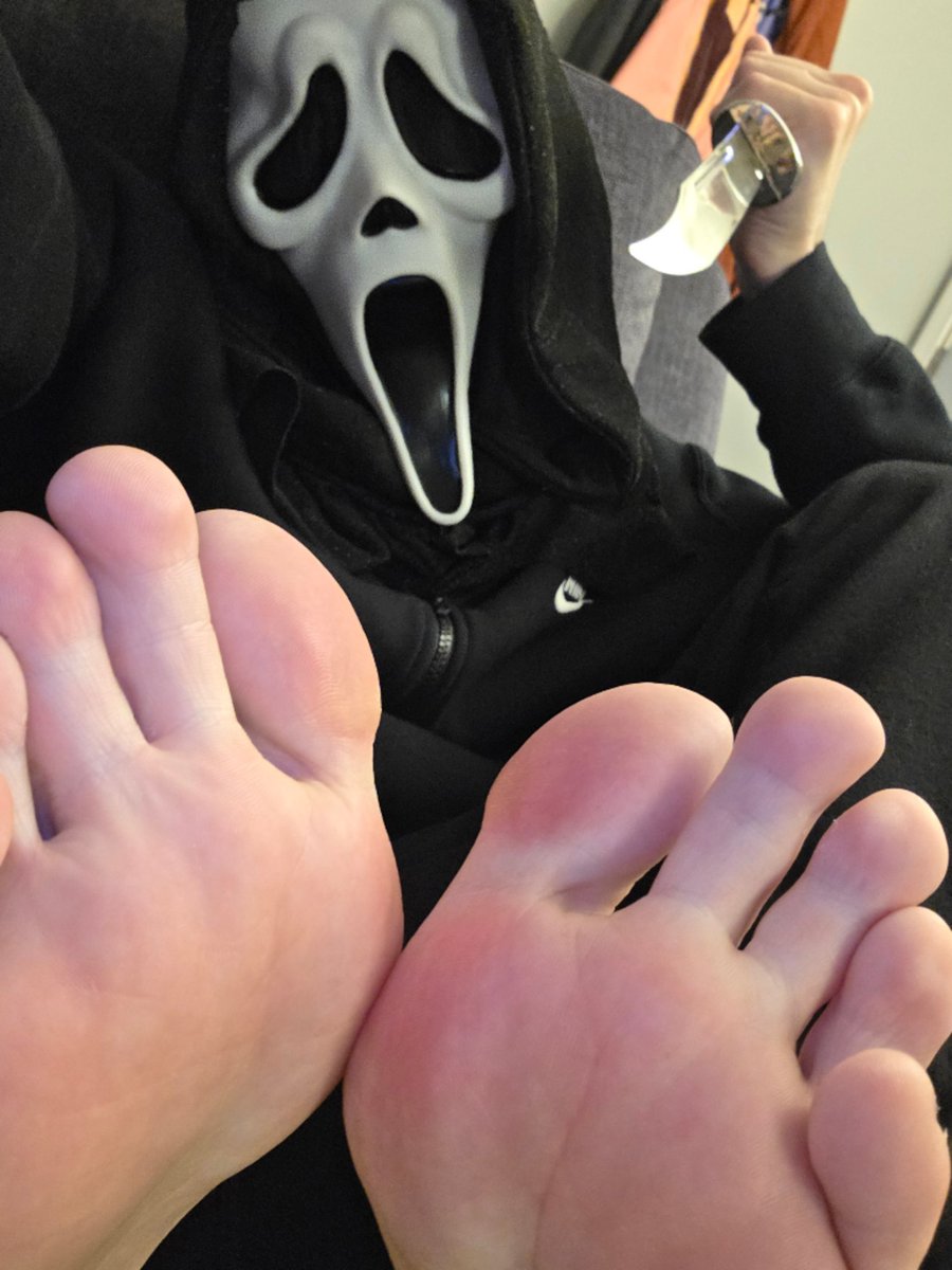 Femtomu's tweet photo. Oh no! Twinkface got into your house and is now demanding you to worship his feet! You better start at the toes... https://t.co/CJZp0sx0w0