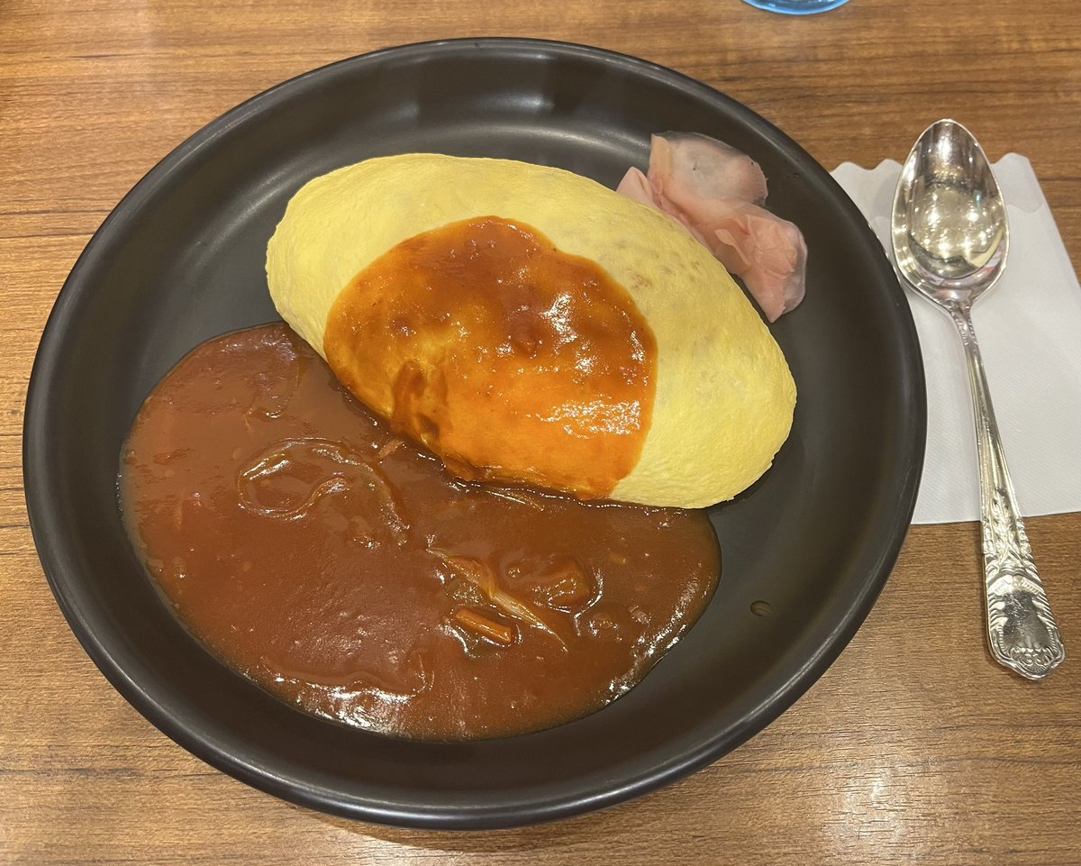 Poco4511BT's tweet photo. 夕食は…ここも行きたかった！と、北極星さんでオムライス😋超チューバーでタカシくんが紹介してた店舗とは違ったけど、大阪駅改札の近くの駅マルシェの中にありました✨トマトソースのチキンオムライス、美味しかった🥰

#北極星 https://t.co/4wUMsKZxwC