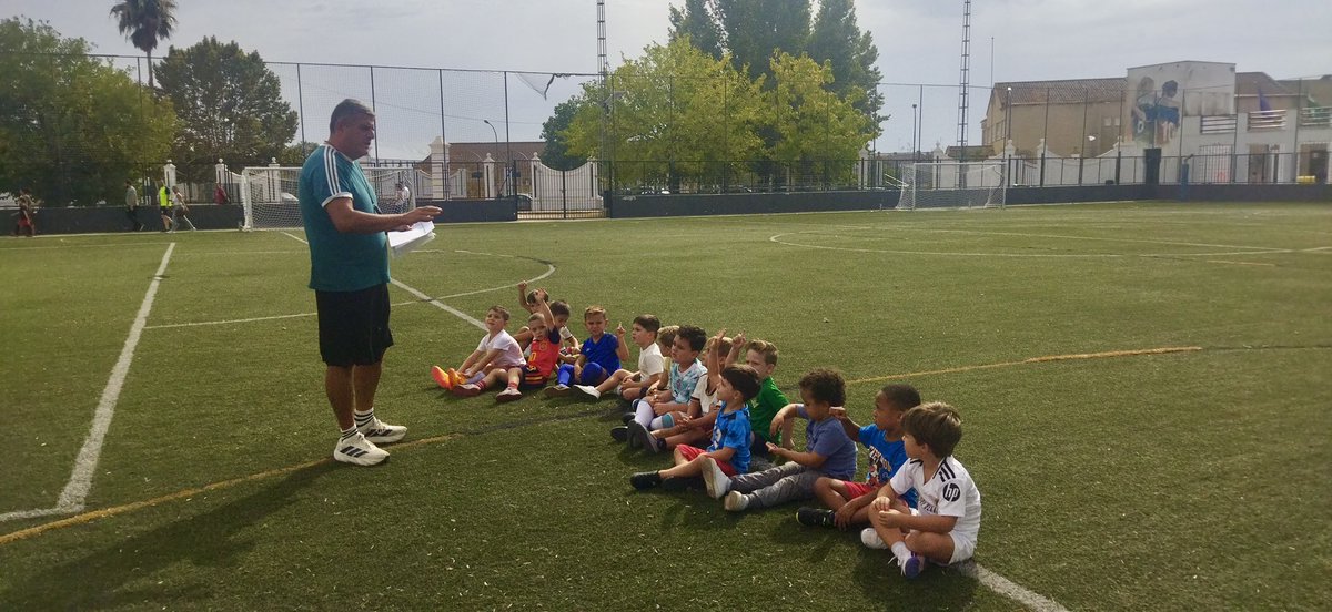 donanacomunica's tweet photo. ⚽️🏃♂️➡️ Arrancan las escuelas deportivas municipales.
#Almonte #ElRocío #Matalascañas https://t.co/twQLrntCDk
