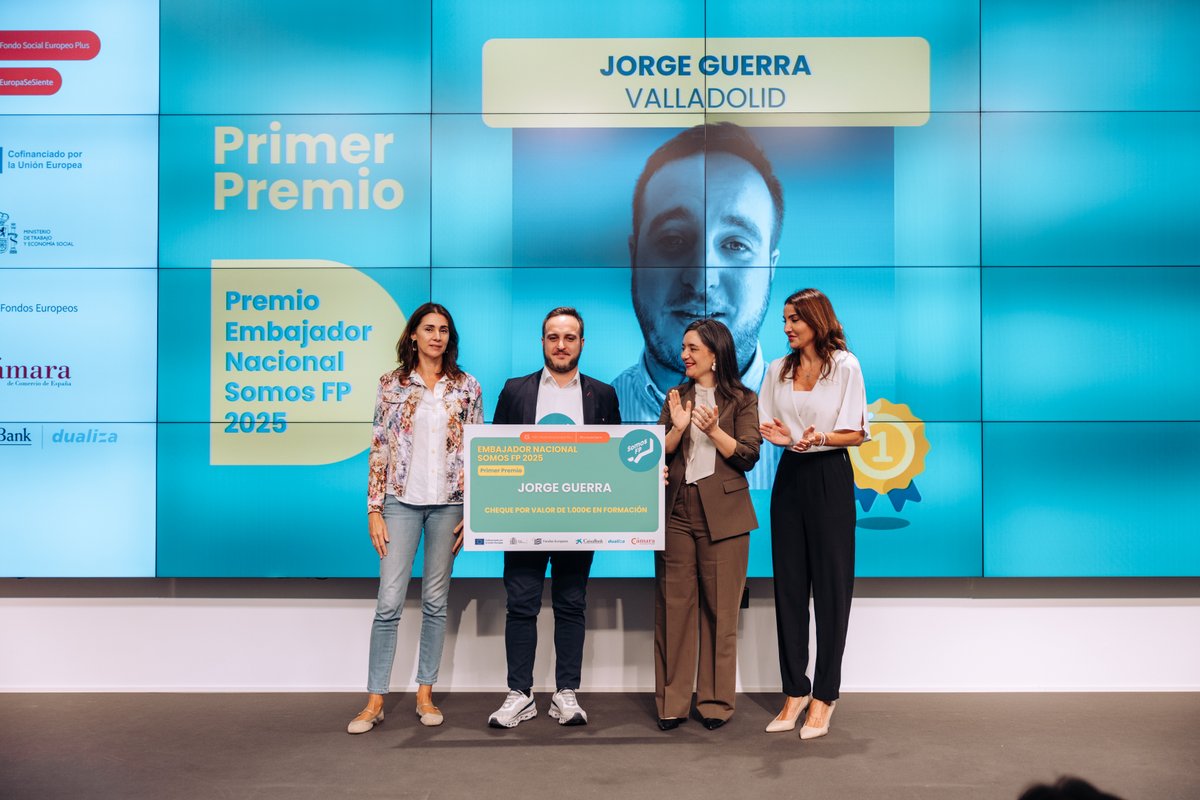 CambraBCN's tweet photo. Samuel Torrellas ha representat la demarcació de Barcelona a la final estatal dels Premis Ambaixador de l’Any 2025 de @SomosFP_ , el programa que impulsa la participació dels joves en la promoció i difusió de la Formació Professional.

La #CambraBCN el va seleccionar com a Ambaixador de l’Any 2025 del territori per participar en aquesta final, celebrada a la seu de @camarascomercio, amb joves de diferents territoris compromesos amb el foment de l’FP.

Tot i no haver pujat al pòdium, ha estat una experiència per continuar posant en valor el paper dels joves en la promoció de l’FP.

👏 Enhorabona als guanyadors i, especialment, a en Samuel per arribar fins a la final i contribuir a fer de l'FP una opció cada vegada més coneguda i valorada.

#SomosFP #EuropaSeSiente