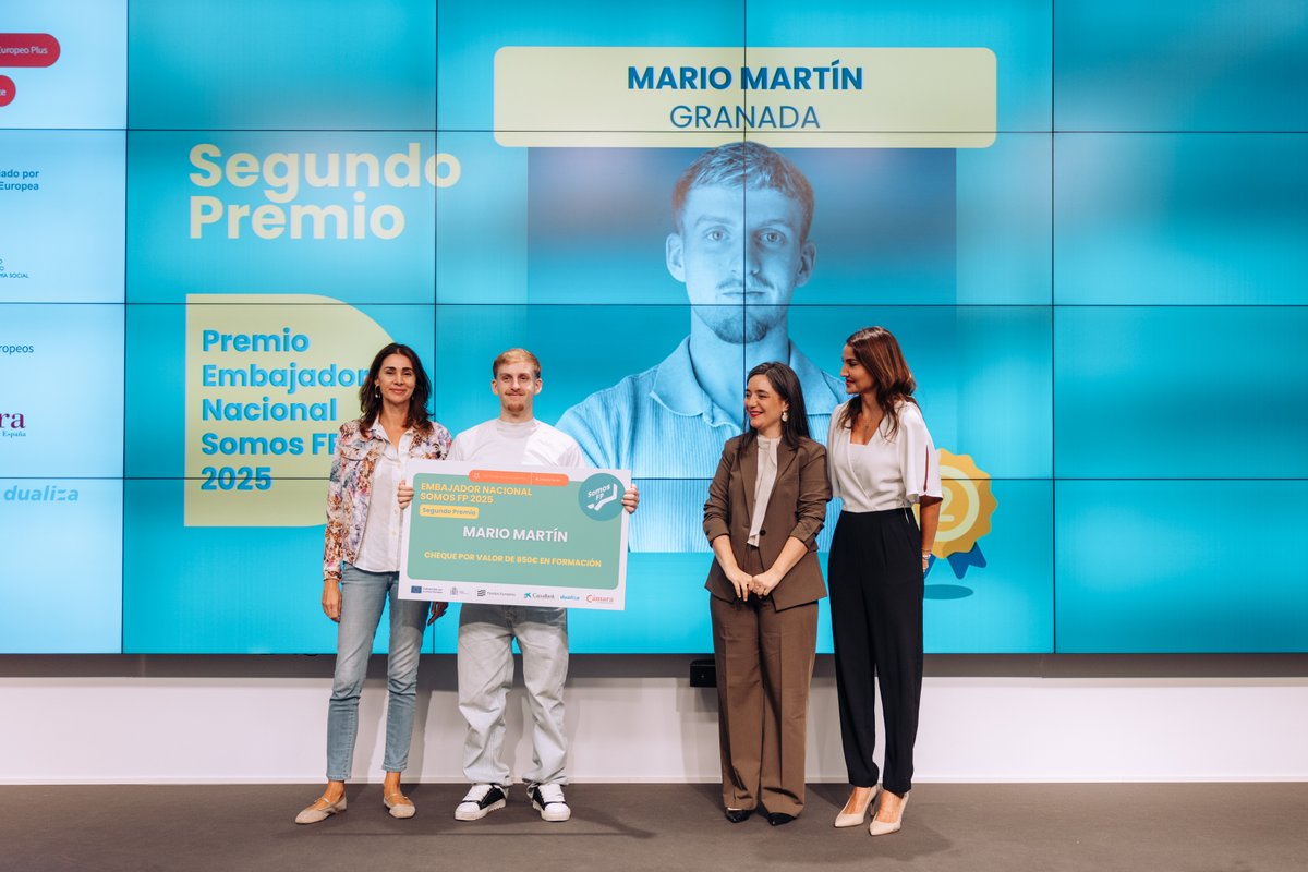 CambraBCN's tweet photo. Samuel Torrellas ha representat la demarcació de Barcelona a la final estatal dels Premis Ambaixador de l’Any 2025 de @SomosFP_ , el programa que impulsa la participació dels joves en la promoció i difusió de la Formació Professional.

La #CambraBCN el va seleccionar com a Ambaixador de l’Any 2025 del territori per participar en aquesta final, celebrada a la seu de @camarascomercio, amb joves de diferents territoris compromesos amb el foment de l’FP.

Tot i no haver pujat al pòdium, ha estat una experiència per continuar posant en valor el paper dels joves en la promoció de l’FP.

👏 Enhorabona als guanyadors i, especialment, a en Samuel per arribar fins a la final i contribuir a fer de l'FP una opció cada vegada més coneguda i valorada.

#SomosFP #EuropaSeSiente