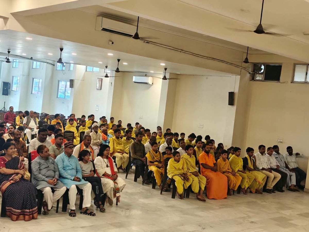 Vivekanand_Vrma's tweet photo. #अयोध्या_धाम में अखिल भारतीय गौ सेवा व शाकाहार परिषद द्वारा आयोजित समारोह में #अयोध्या के विद्वतजनों द्वारा मुझे "राष्ट्र गौरव सम्मान" से सम्मानित किया गया।

#गौ_माता की सेवा, शाकाहार, अहिंसा और पर्यावरण संरक्षण की भावना को समर्पित इस पवित्र मंच पर यह सम्मान पाकर मैं अभिभूत हूँ। https://t.co/VFyZnkMzqo