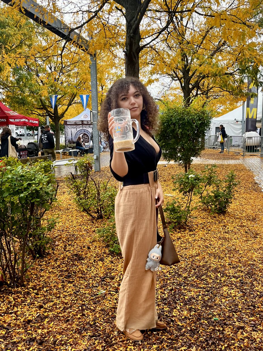 Fifiascos's tweet photo. More !! 
More Oktoberfest !! 
MORE BEER !!!! https://t.co/yX3qF3MWyT