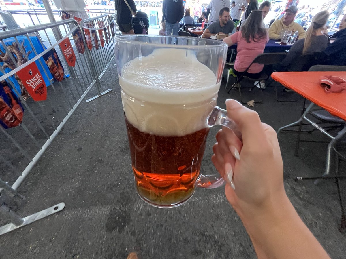 Fifiascos's tweet photo. More !! 
More Oktoberfest !! 
MORE BEER !!!! https://t.co/yX3qF3MWyT