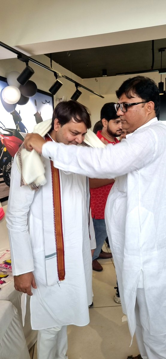krishkumarMUZ's tweet photo. प्रिय मित्र विक्रांत भाई के जीजा जी के जिंदल मोटोकॉर्प कंपनी की इलेक्ट्रिक स्कूटी के नए शोरूम, भगवानपुर, मुजफ्फरपुर स्थित, के उद्घाटन समारोह में शामिल होने का अवसर प्राप्त हुआ।

इस अवसर पर माननीय मंत्री श्री अशोक चौधरी जी (खाद्य एवं उपभोक्ता संरक्षण विभाग), https://t.co/yRSkbngsmf