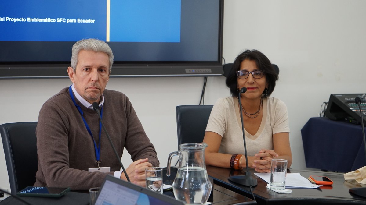 FLACSOec's tweet photo. 📈📊 Esta mañana en FLACSO Ecuador se lleva a cabo el I Congreso Internacional Repensar la política económica del Ecuador en tiempos de incertidumbre, una jornada organizada por el Laboratorio de Ciencia de Datos y Economía Aplicada CDEA Lab de FLACSO y el Proyecto Emblemático SFC para Ecuador, cuyo objetivo es analizar los principales desafíos económicos y sociales del Ecuador, generar un debate público sobre modelos de desarrollo económico y social en el país frente a las amenazas permanentes y los riesgos a nivel mundial. Igualmente, propone un debate riguroso y abierto que permita a la sociedad ecuatoriana y regional reflexionar sobre el devenir de la política económica de la región.

La jornada académica contó con las palabras de apertura de Gioconda Herrera, directora de FLACSO Ecuador y Fernando Martin, profesor investigador de la Sede y director del CDEA Lab. Además, contempla conferencias magistrales, sesiones paralelas para la presentación de artículos y un panel sobre política económica. Entre los conferencistas invitados se encuentran: Gennaro Zezza de la Universidad de Cassino, Italia y Giuliano Toshiro Yajima del Levy Economics Institute, EE. UU.

Más información y agendadel evento: https://t.co/h870N6vlNE