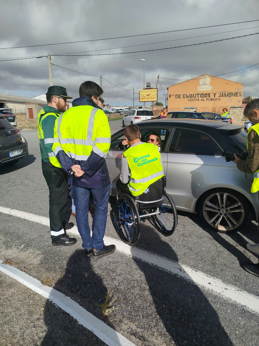 Aspaym_CyL's tweet photo. Una distracción puede cambiar una vida. Hoy, en Valladolid y Ávila, hemos llevado la campaña ‘Al volante, cero distracciones’ junto a Subdelegación del Gobierno, @DGTes y la Guardia Civil de Tráfico. Con @ASPAYMNACIONAL https://t.co/6mWEiW7RAn