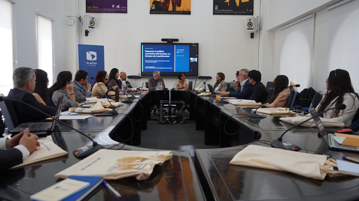 FLACSOec's tweet photo. 📈📊 Esta mañana en FLACSO Ecuador se lleva a cabo el I Congreso Internacional Repensar la política económica del Ecuador en tiempos de incertidumbre, una jornada organizada por el Laboratorio de Ciencia de Datos y Economía Aplicada CDEA Lab de FLACSO y el Proyecto Emblemático SFC para Ecuador, cuyo objetivo es analizar los principales desafíos económicos y sociales del Ecuador, generar un debate público sobre modelos de desarrollo económico y social en el país frente a las amenazas permanentes y los riesgos a nivel mundial. Igualmente, propone un debate riguroso y abierto que permita a la sociedad ecuatoriana y regional reflexionar sobre el devenir de la política económica de la región.

La jornada académica contó con las palabras de apertura de Gioconda Herrera, directora de FLACSO Ecuador y Fernando Martin, profesor investigador de la Sede y director del CDEA Lab. Además, contempla conferencias magistrales, sesiones paralelas para la presentación de artículos y un panel sobre política económica. Entre los conferencistas invitados se encuentran: Gennaro Zezza de la Universidad de Cassino, Italia y Giuliano Toshiro Yajima del Levy Economics Institute, EE. UU.

Más información y agendadel evento: https://t.co/h870N6vlNE