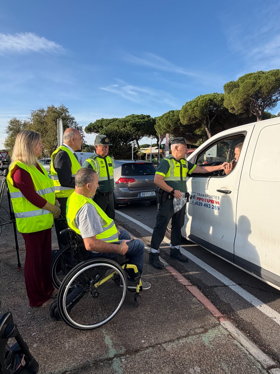 Aspaym_CyL's tweet photo. Una distracción puede cambiar una vida. Hoy, en Valladolid y Ávila, hemos llevado la campaña ‘Al volante, cero distracciones’ junto a Subdelegación del Gobierno, @DGTes y la Guardia Civil de Tráfico. Con @ASPAYMNACIONAL https://t.co/6mWEiW7RAn