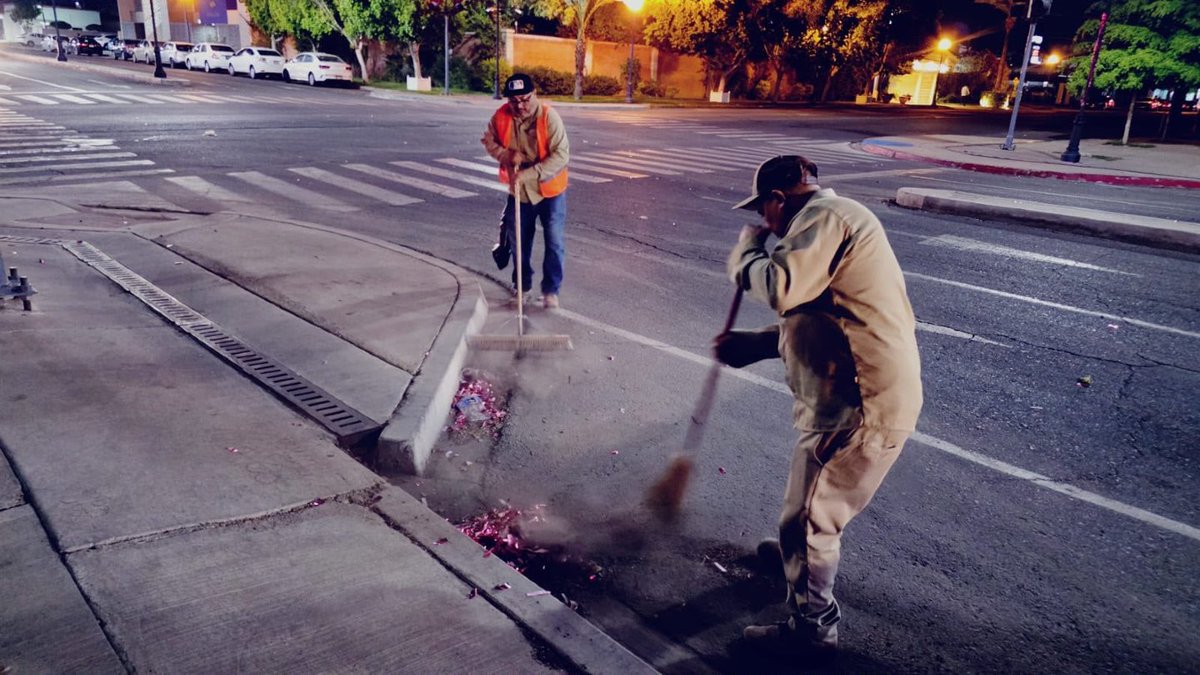 LaJornadaBC's tweet photo. 🌙🧹 Personal del Gobierno de Mexicali trabajó durante la noche del domingo y madrugada de este lunes en la limpieza y retiro de basura en avenida Obregón, entre Julián Carrillo y calle “E”.
Seguimos trabajando para que Mexicali Brille. ✨
#MexicaliBrilla #GobiernoDeMexicali https://t.co/UJCbXhZXxt