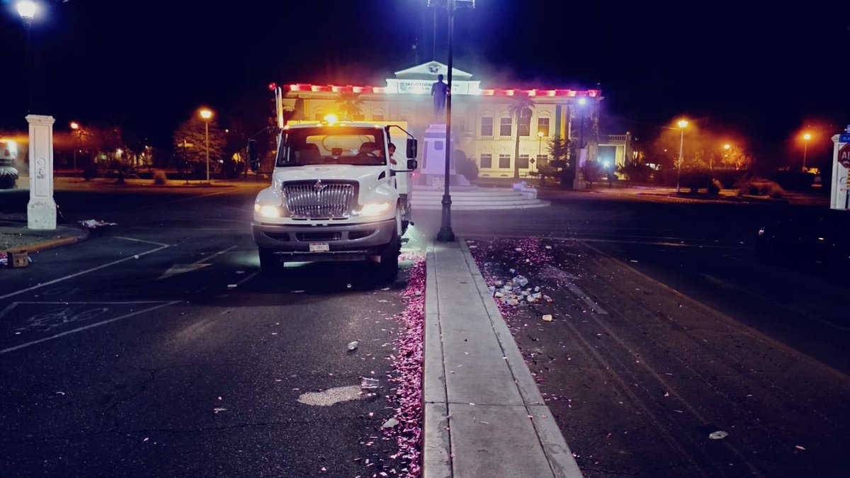 LaJornadaBC's tweet photo. 🌙🧹 Personal del Gobierno de Mexicali trabajó durante la noche del domingo y madrugada de este lunes en la limpieza y retiro de basura en avenida Obregón, entre Julián Carrillo y calle “E”.
Seguimos trabajando para que Mexicali Brille. ✨
#MexicaliBrilla #GobiernoDeMexicali https://t.co/UJCbXhZXxt