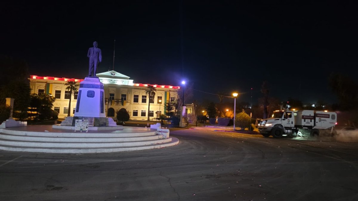 LaJornadaBC's tweet photo. 🌙🧹 Personal del Gobierno de Mexicali trabajó durante la noche del domingo y madrugada de este lunes en la limpieza y retiro de basura en avenida Obregón, entre Julián Carrillo y calle “E”.
Seguimos trabajando para que Mexicali Brille. ✨
#MexicaliBrilla #GobiernoDeMexicali https://t.co/UJCbXhZXxt