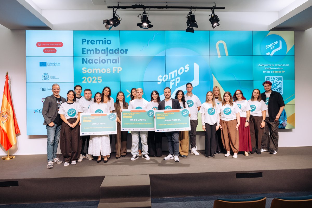 CambraBCN's tweet photo. Samuel Torrellas ha representat la demarcació de Barcelona a la final estatal dels Premis Ambaixador de l’Any 2025 de @SomosFP_ , el programa que impulsa la participació dels joves en la promoció i difusió de la Formació Professional.

La #CambraBCN el va seleccionar com a Ambaixador de l’Any 2025 del territori per participar en aquesta final, celebrada a la seu de @camarascomercio, amb joves de diferents territoris compromesos amb el foment de l’FP.

Tot i no haver pujat al pòdium, ha estat una experiència per continuar posant en valor el paper dels joves en la promoció de l’FP.

👏 Enhorabona als guanyadors i, especialment, a en Samuel per arribar fins a la final i contribuir a fer de l'FP una opció cada vegada més coneguda i valorada.

#SomosFP #EuropaSeSiente