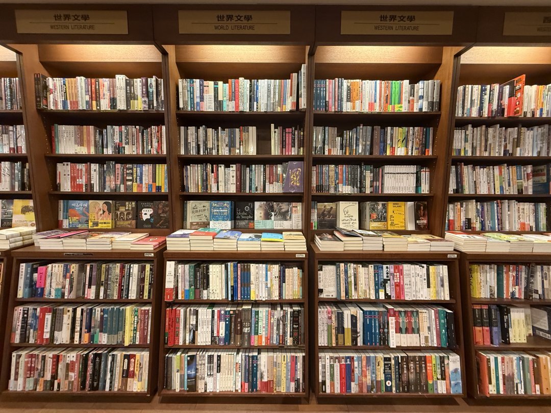LSQKathleen's tweet photo. The moment of slowly filling my own time as I stroll between the bookshelves https://t.co/OsDyoNbvBs