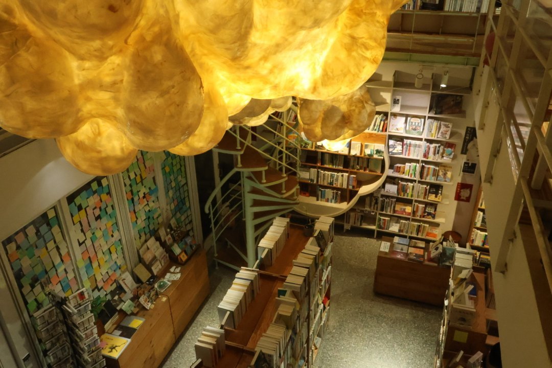 LSQKathleen's tweet photo. The moment of slowly filling my own time as I stroll between the bookshelves https://t.co/OsDyoNbvBs