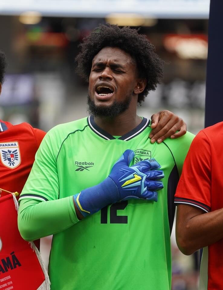 EstudiantesMEFC's tweet photo. ¡𝗦𝗲 𝗵𝗶𝘇𝗼 𝗴𝗶𝗴𝗮𝗻𝘁𝗲 𝗲𝗻 𝗲𝗹 𝗮𝗿𝗰𝗼! 🧱🔴

Nuestro guardameta, Eddie Roberts, fue titular y se convirtió en el gran héroe de la Selección de Panamá frente a Ecuador 🇪🇨 atajando dos penales para quedarse con el tercer lugar de la Copa Kirin en Tokio.

📸: @fepafut https://t.co/gsoVDe8vBw