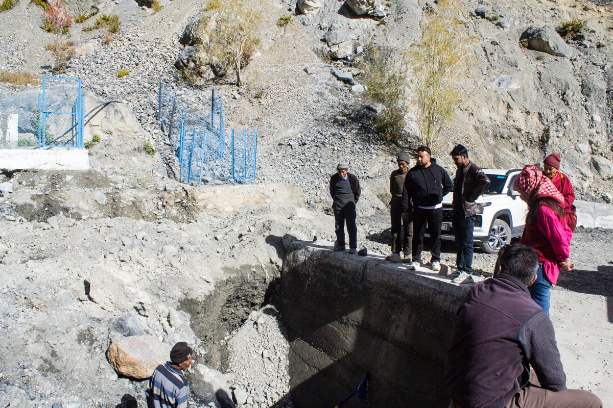 ice_leh's tweet photo. #JalArpanDiwas was observed at the remote village of Lingshed, nestled at an elevation of approx, 12,500 ft. PHED officials stressed the core agenda, and MoU was exchanged. Later, officials visited the issue site and assured repairs to completed before the onset of winter. https://t.co/xphrcVHGVy