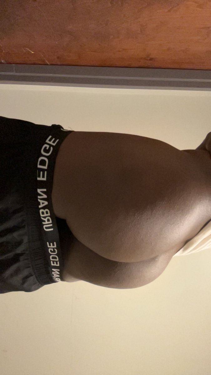 r68429's tweet photo. Chocolate cake 🎂 🍑🥰🍴 https://t.co/MwzDGh89XO