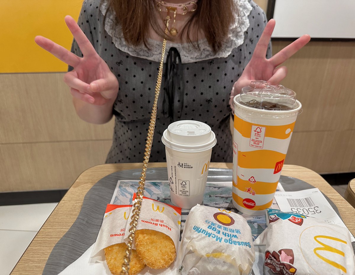 Ghg_Chang's tweet photo. 大哥哥一直欺负我
只好让他和我一起拉裤子了
#スカトロ #便意我慢 #下痢便が #着衣脱粪 https://t.co/X9I8DRo7zB
