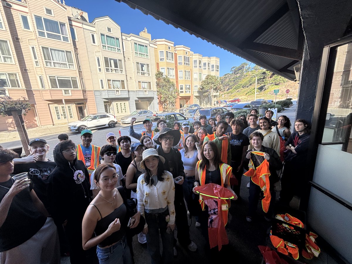 RefuseRefuseSF's tweet photo. This past weekend in San Francisco, it was hardly a surprise to see 420 volunteers remove 440+ bags of litter, strictly out of their love for our city, local environment, and community.

You too can join the fun and movement to get and keep SF clean! https://t.co/I1f0EGSOl0 https://t.co/bCUi0kEyDN