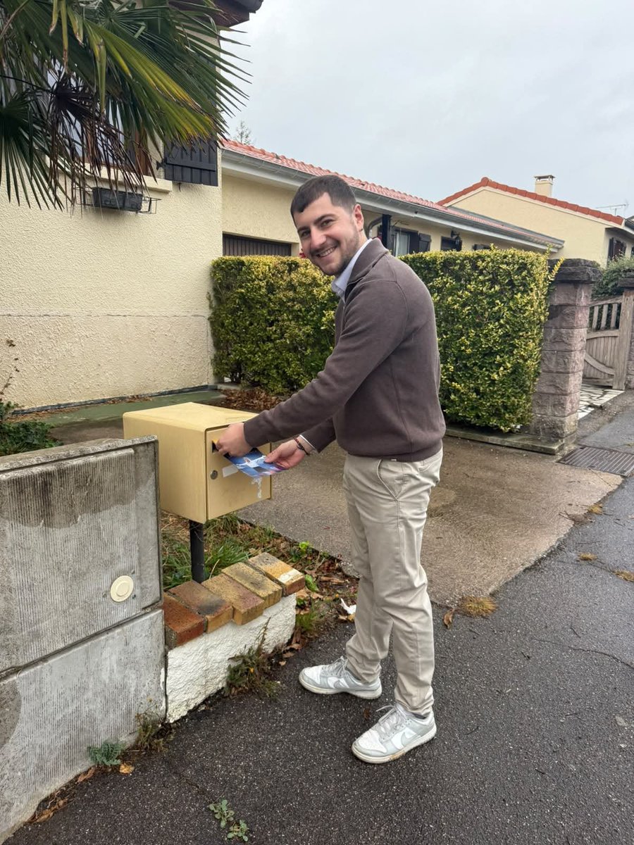 rnj_54's tweet photo. La mobilisation sur le terrain se poursuit dans la 4e circonscription ! 🇫🇷

Rejoignez la force de la jeunesse patriote et engagez-vous avec nous pour faire gagner nos idées ! 🌊 https://t.co/PyyIfKm1J0
