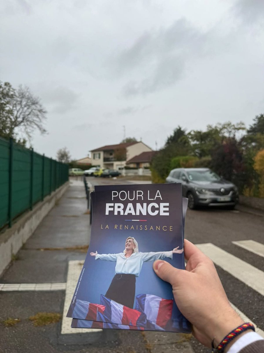 rnj_54's tweet photo. La mobilisation sur le terrain se poursuit dans la 4e circonscription ! 🇫🇷

Rejoignez la force de la jeunesse patriote et engagez-vous avec nous pour faire gagner nos idées ! 🌊 https://t.co/PyyIfKm1J0