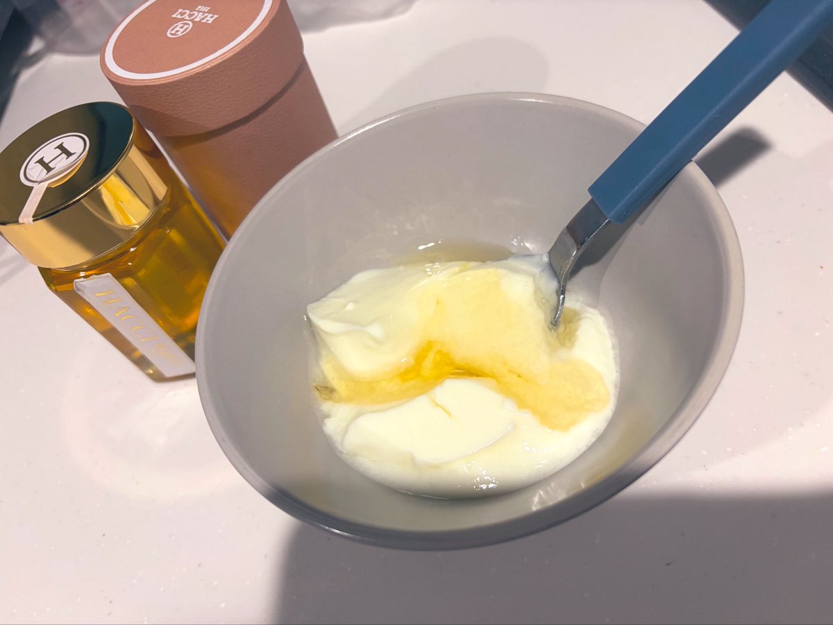 urutoragaru's tweet photo. 小腹空いてしかも甘いの食べたくなったトラなので、ちよみ先輩から頂いたはちみつと無脂肪ヨーグルトまぜまぜして食べたトラ（๑^ڡ^๑） https://t.co/XpCwZw64O8