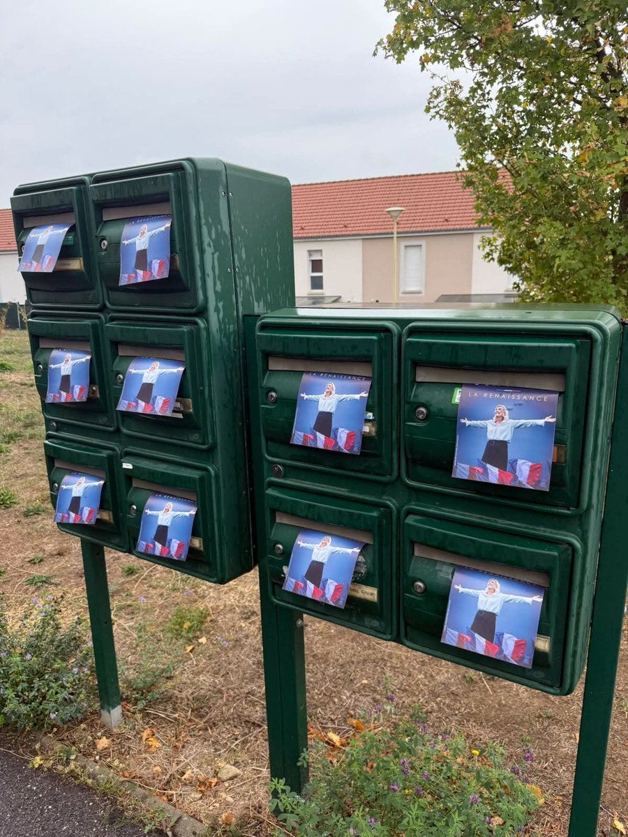 rnj_54's tweet photo. La mobilisation sur le terrain se poursuit dans la 4e circonscription ! 🇫🇷

Rejoignez la force de la jeunesse patriote et engagez-vous avec nous pour faire gagner nos idées ! 🌊 https://t.co/PyyIfKm1J0