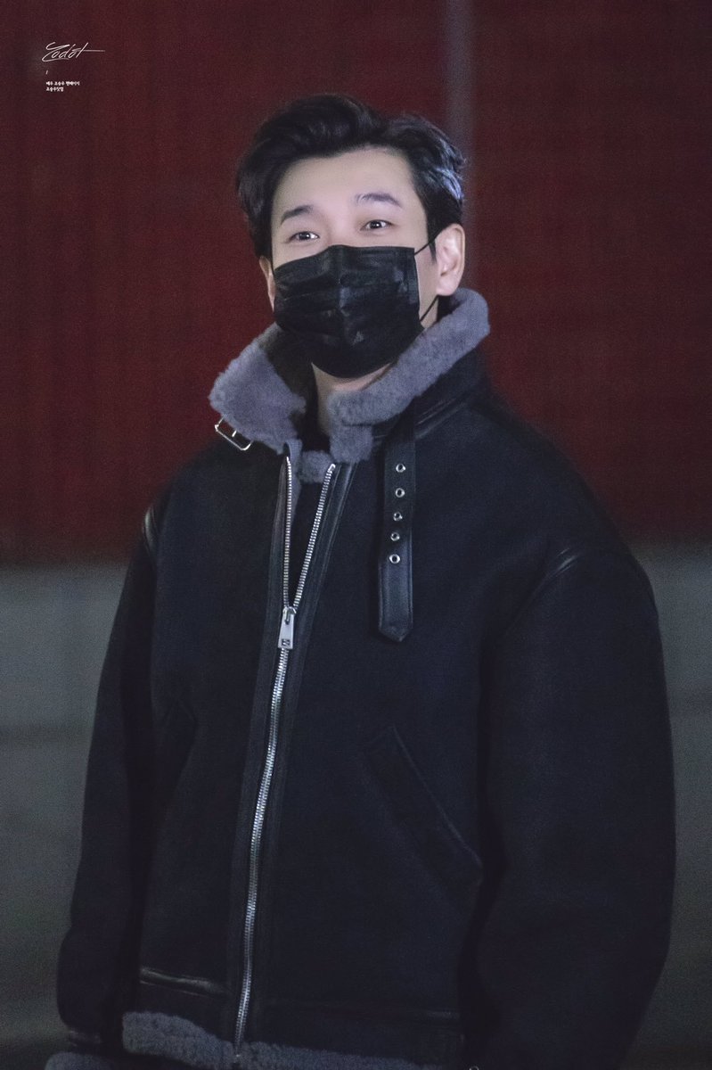 csw_edward80's tweet photo. 지난 스위니 ㄹㅈㄷ 퇴길 생각난다
토드 머리 그대로에 무스탕?
이건 그냥 소녀들 기절하라는거죠 https://t.co/XcOl1jGxS3
