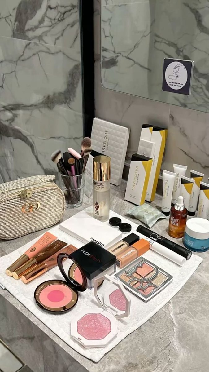 Fatima598320's tweet photo. اللبس أول ولا المكياج أول؟ 💄👗 https://t.co/tbMSnGLCir