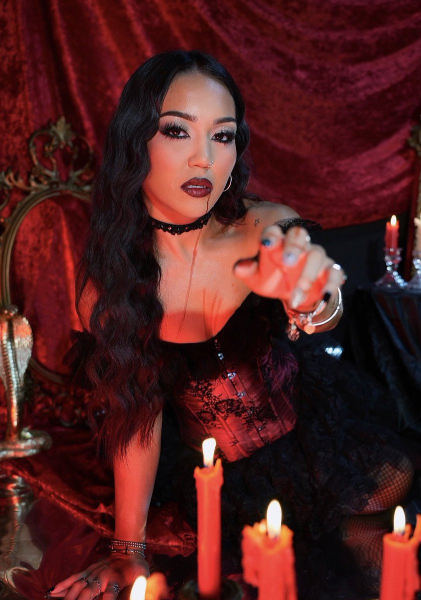 latinaofaaa's tweet photo. Don't let the corset fool you. Backstage, I'm the one pulling the strings and draining you dry. 🧛‍♀️✨ https://t.co/L27fkbzHB9